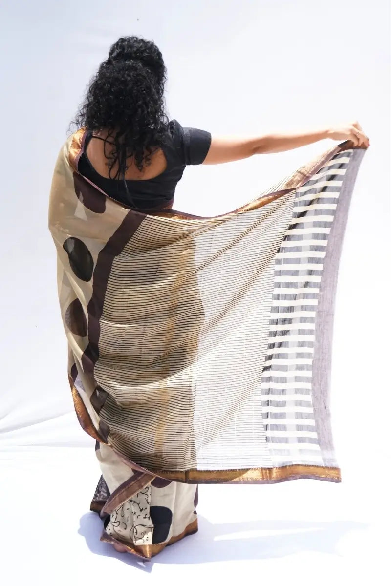 MaheshwaricottonsilkBagruprintedsareeinivorycocoaandblackwithpolkamotifs_Noolagam_3