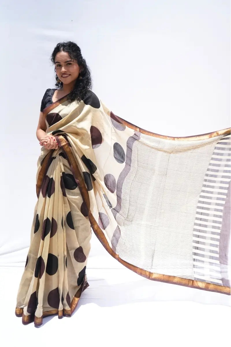 MaheshwaricottonsilkBagruprintedsareeinivorycocoaandblackwithpolkamotifs_Noolagam_5