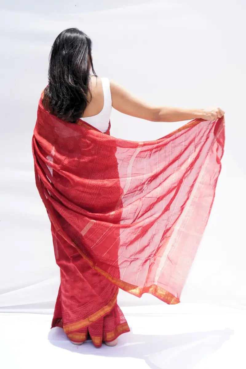 MaheshwaricottonsilkDabuhandblockprintedsareeinrubyredwithzariborder_Noolagam_3