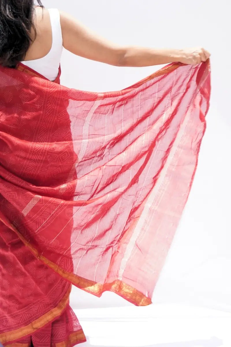 MaheshwaricottonsilkDabuhandblockprintedsareeinrubyredwithzariborder_Noolagam_4