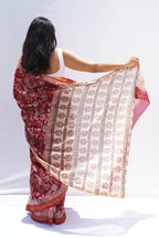 MaheshwaricottonsilkhandblockprintedsareewithBagrucrimsonfloralmotifs_Noolagam_3