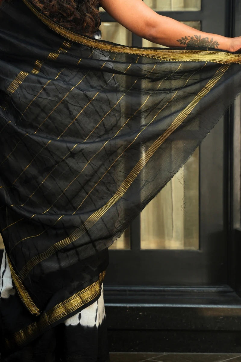 Maheshwari Silk Cotton Leheriya Tie-Dye Saree - Black & Ivory with Gold Border_4
