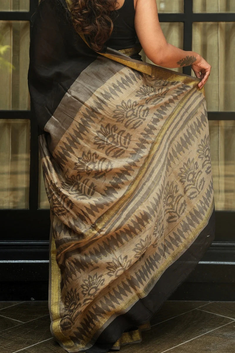 Maheshwari Silk Cotton Dabu Print Saree - Black, Taupe & Gold_4